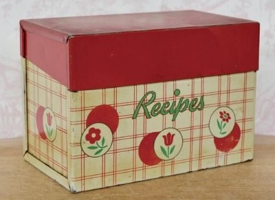 A family recipe box, inspiration for the OMAAT Memory Box